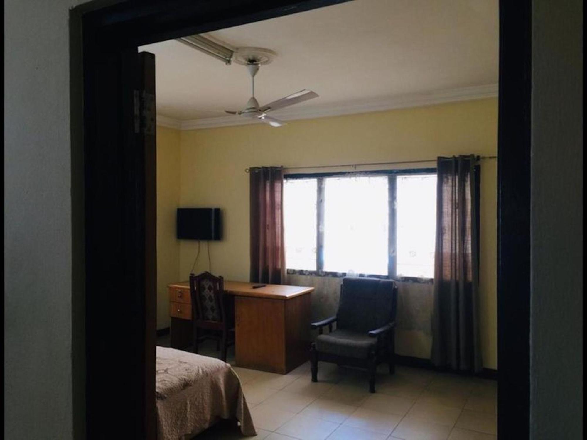 Room In Bb - Double Room With Garden View 阿克拉 外观 照片